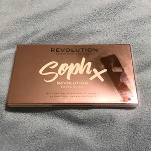 Makeup Revolution x Soph Extra Spice palette